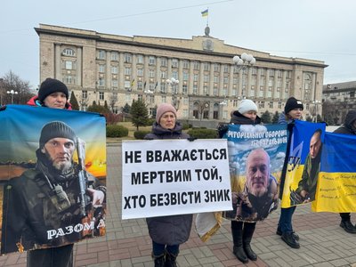 "Нас тримає віра, що кожен повернеться": у Черкасах відбулася акція на підтримку полонених "Нас тримає віра, що кожен повернеться": у Черкасах відбулася акція на підтримку полонених