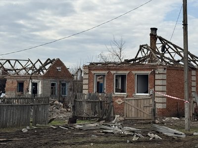 “Повилітало все. Ми у ванну заховалися”. Жителі Майдану лагодять зруйновані будинки після обстрілу і виїжджають “Повилітало все. Ми у ванну заховалися”. Жителі Майдану лагодять зруйновані будинки після обстрілу і виїжджають