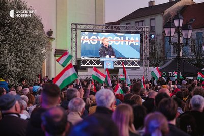 Лідер опозиційної партії "Тиса" Петер Мадяр виступає перед прихильниками у Ваці. Угорщина, 7 квітня 2026 року