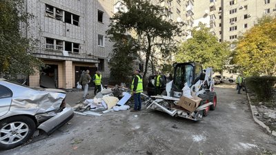 «Рятувальники побачили – рука стирчить»: що розповіли місцеві про ракетний обстріл Кременчука «Рятувальники побачили – рука стирчить»: що розповіли місцеві про ракетний обстріл Кременчука