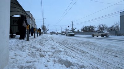 Снігопад у Кропивницькому: майже 300 комунальників вийшли на прибирання вулиць та доріг Снігопад у Кропивницькому: майже 300 комунальників вийшли на прибирання вулиць та доріг