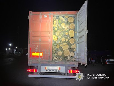Замаскувалися у фурі з дровами: одеські поліцейські зірвали переправлення військовозобов’язаних через кордон Замаскувалися у фурі з дровами: одеські поліцейські зірвали переправлення військовозобов’язаних через кордон