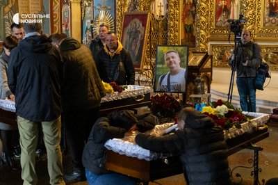 "Були голосом правди". В Києві прощаються із загиблими журналісткою та оператором телеканалу FreeДом "Були голосом правди". В Києві прощаються із загиблими журналісткою та оператором телеканалу FreeДом