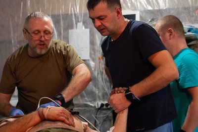 Медики допомагають пораненому військовому у стабпункті на Вовчанському напрямку Медики допомагають пораненому військовому у стабпункті на Вовчанському напрямку