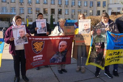 Рідні зниклих безвісти захисників на мирній акції Рідні зниклих безвісти захисників на мирній акції