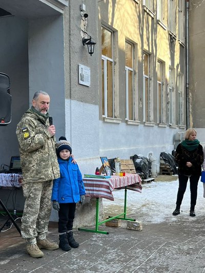 Батько й син Олега Бабія на відкритті меморіальної дошки, 22 січня 2024. Батько й син Олега Бабія на відкритті меморіальної дошки, 22 січня 2024.