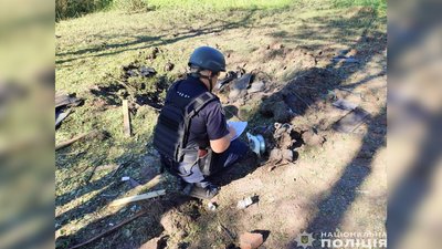 Внаслідок влучення дрона у Чернігівському районі пошкоджені три будинки, два магазини та будівля сільської ради Внаслідок влучення дрона у Чернігівському районі пошкоджені три будинки, два магазини та будівля сільської ради