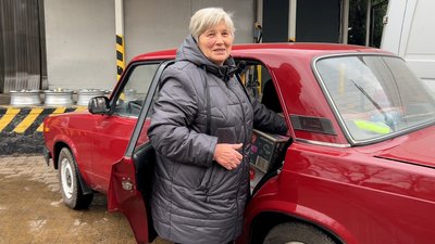 За кермом 30-річного ВАЗу. Як 69-річна волонтерка із Рівненщини допомагає ЗСУ За кермом 30-річного ВАЗу. Як 69-річна волонтерка із Рівненщини допомагає ЗСУ