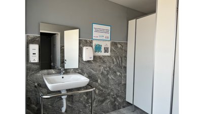 У Козельці на Чернігівщині запрацювала перша інклюзивна громадська вбиральня У Козельці на Чернігівщині запрацювала перша інклюзивна громадська вбиральня
