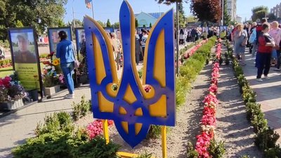 На Житомирщині родинам полеглих захисників вручили відзнаку "Герой Олевської громади" На Житомирщині родинам полеглих захисників вручили відзнаку "Герой Олевської громади"