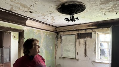 Ольга показує згорілий будинок після російського обстрілу село Білокузьминівка Костянтинівська громада Донецька область 28 травня 2025 рік
