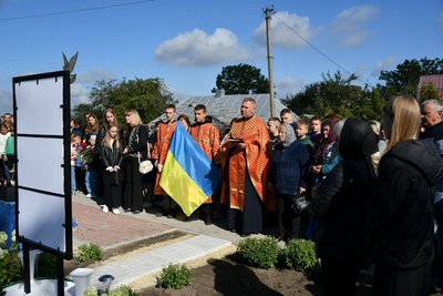 на тернопільщині відкрили й освятили стенд захиснику роману гармашу до річниці його загибелі на тернопільщині відкрили й освятили стенд захиснику роману гармашу до річниці його загибелі