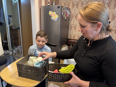 12-річний полтавець із ДЦП створив власну майстерню свічок: заробляє на будинок та донатить ЗСУ 12-річний полтавець із ДЦП створив власну майстерню свічок: заробляє на будинок та донатить ЗСУ