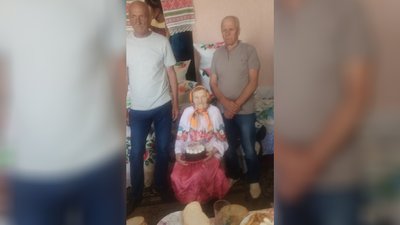 Має дев'ять онуків та стільки ж правнуків: 90-річчя відзначила жителька Рівненщини Має дев'ять онуків та стільки ж правнуків: 90-річчя відзначила жителька Рівненщини
