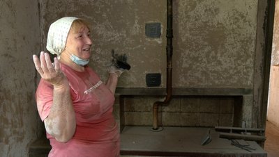 "Все, що привезла — згоріло": на Черкащині жителі села зібралися на толоку, щоб відновити будинок переселенки "Все, що привезла — згоріло": на Черкащині жителі села зібралися на толоку, щоб відновити будинок переселенки