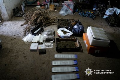Вирощували коноплі на території колишньої птахофабрики: на Одещині затримали двох чоловіків Вирощували коноплі на території колишньої птахофабрики: на Одещині затримали двох чоловіків