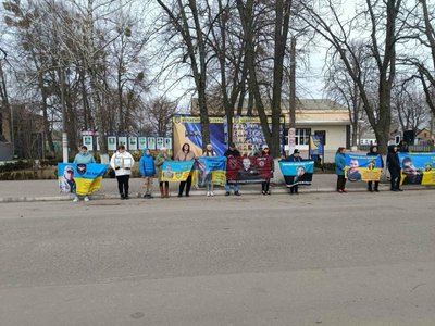"Чекаємо своїх Героїв": в Олександрівці на Кіровоградщині відбулась акція на підтримку полонених та зниклих безвісти "Чекаємо своїх Героїв": в Олександрівці на Кіровоградщині відбулась акція на підтримку полонених та зниклих безвісти