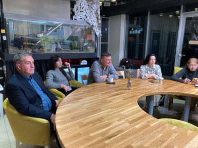 Принесли речі, які нагадують про дім вимушеним переселенцям. В Одесі відбулась зустріч жителів Херсона "Кавун Party" Принесли речі, які нагадують про дім вимушеним переселенцям. В Одесі відбулась зустріч жителів Херсона "Кавун Party"