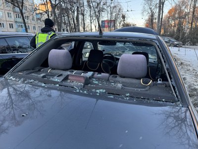 У Сумах безпілотник поцілив біля проїжджої частини У Сумах безпілотник поцілив біля проїжджої частини