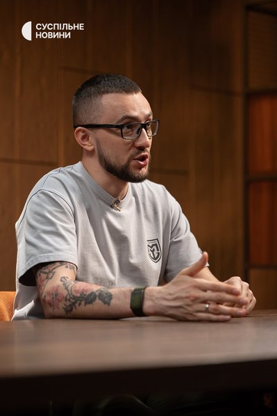 Радник міністра оборони, волонтер та засновник благодійного фонду Сергій Стерненко під час інтервʼю Суспільному, Київ, 7 липня 2026 року Радник міністра оборони, волонтер та засновник благодійного фонду Сергій Стерненко під час інтервʼю Суспільному, Київ, 7 липня 2026 року