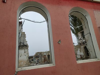 У нежитловій будівлі вибуховою хвилею вибиті пластикові вікна У нежитловій будівлі вибуховою хвилею вибиті пластикові вікна