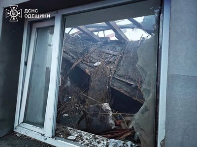 Є травмований, зазнала пошкоджень пожежна частина: наслідки атаки БпЛА на Білгород-Дністровський Є травмований, зазнала пошкоджень пожежна частина: наслідки атаки БпЛА на Білгород-Дністровський