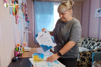 Дистанційна освіта навчання ВПО переселенці діти школа освітні заклади переселенка з Попасної Оксана Сидоренко Донеччина Луганщина Дистанційна освіта навчання ВПО переселенці діти школа освітні заклади переселенка з Попасної Оксана Сидоренко Донеччина Луганщина