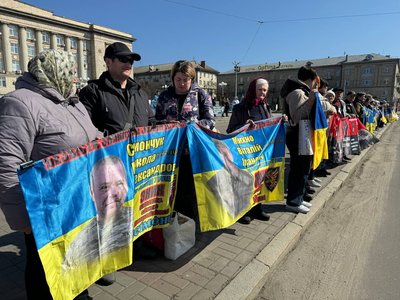 "Між небом і землею, але є надія": у Черкасах відбулася акція на підтримку зниклих та полонених "Між небом і землею, але є надія": у Черкасах відбулася акція на підтримку зниклих та полонених