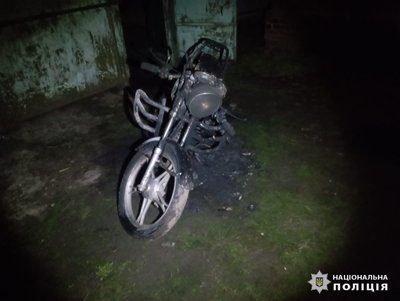 На Харківщині чоловік помстився колишньому матері, підпаливши його мотоцикл На Харківщині чоловік помстився колишньому матері, підпаливши його мотоцикл