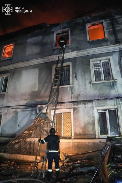 Унаслідок атаки на Одесу є загиблі та понад десяток травмованих: у ДСНС показали наслідки Унаслідок атаки на Одесу є загиблі та понад десяток травмованих: у ДСНС показали наслідки