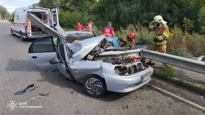 За допомогою спецобладнання деблокували тіло загиблої пасажирки та постраждалого водія: на Чернігівщині сталася ДТП За допомогою спецобладнання деблокували тіло загиблої пасажирки та постраждалого водія: на Чернігівщині сталася ДТП