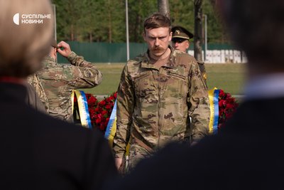 Командир 1-го корпусу Нацгвардії «Азов», генерал Денис «Редіс» Пропопенко під час церемонії перепоховання останків першого голови Організації українських націоналістів, полковника Євгена Коновальця на військовому кладовищі на Київщині, 18 серпня 2026 року Командир 1-го корпусу Нацгвардії «Азов», генерал Денис «Редіс» Пропопенко під час церемонії перепоховання останків першого голови Організації українських націоналістів, полковника Євгена Коновальця на військовому кладовищі на Київщині, 18 серпня 2026 року