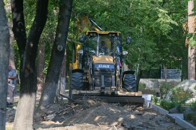 В центральному парку у Малині на Житомирщині реконструюють дитячий майданчик та зону відпочинку В центральному парку у Малині на Житомирщині реконструюють дитячий майданчик та зону відпочинку