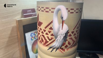 На Одещині художник за допомогою аерографа розмальовує гільзи, які продає аби допомогти ЗСУ На Одещині художник за допомогою аерографа розмальовує гільзи, які продає аби допомогти ЗСУ