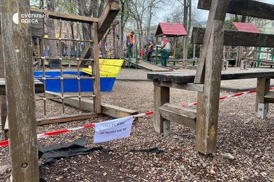 Демонтували дитячий майданчик на Соборній площі в Одесі Демонтували дитячий майданчик на Соборній площі в Одесі