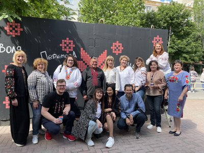 Над створенням візерунка працювали до 20 людей. Херсонці розмалювали укриття у стилі вишиванки