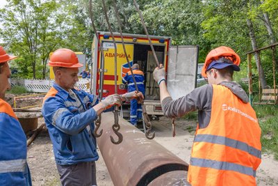 За 4 роки сталося 9 пошкоджень: у Києві проклали нові труби на тепломережі, яка постачає тепло для 500 будинків За 4 роки сталося 9 пошкоджень: у Києві проклали нові труби на тепломережі, яка постачає тепло для 500 будинків