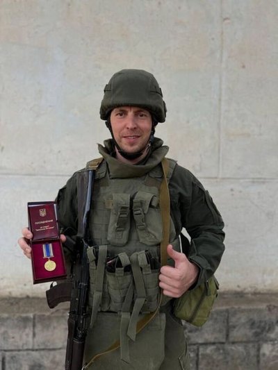 "Не хотів, щоб війська РФ прийшли у моє місто". Нацгвардійця із Дніпропетровщини нагородили медаллю "Захиснику Вітчизни" "Не хотів, щоб війська РФ прийшли у моє місто". Нацгвардійця із Дніпропетровщини нагородили медаллю "Захиснику Вітчизни"
