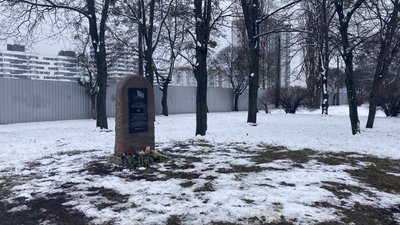 Пам'ятний знак загиблим під час теракту біля Палацу спорту у Харкові