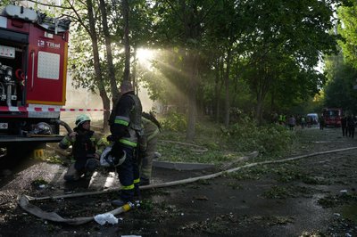 Рятувальники на місці влучання у будинок на Метробудівників у Харкові 24 вересня Рятувальники на місці влучання у будинок на Метробудівників у Харкові 24 вересня