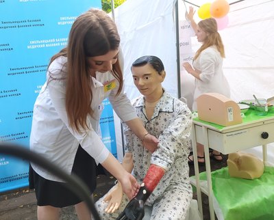 Під час медичного пікніка у Хмельницькому розповідали про першу допомогу під час опіків Під час медичного пікніка у Хмельницькому розповідали про першу допомогу під час опіків