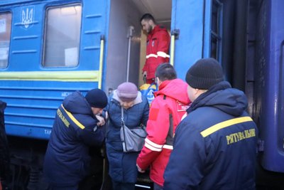 На Житомирщину евакуаційним потягом приїхали ще 58 вимушених переселенців з Донеччини На Житомирщину евакуаційним потягом приїхали ще 58 вимушених переселенців з Донеччини
