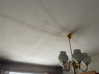 У Полтаві затоплює дощами багатоповерхівку через діру в дахові після влучання шахеда У Полтаві затоплює дощами багатоповерхівку через діру в дахові після влучання шахеда