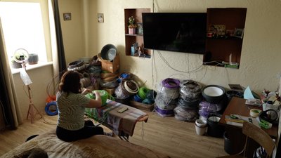 "Допомагає заспокоїтися": як черкащанка створює кашпо із ротанга