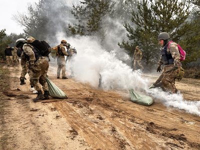 Hardcore-вишкіл на Полтавщині: як інструктори “Азову” готували цивільних у непростих умовах Hardcore-вишкіл на Полтавщині: як інструктори “Азову” готували цивільних у непростих умовах