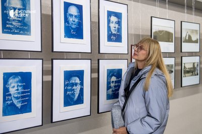 Війна очима українських фотографів: в Одесі відкрили виставку "Уламки загальної тиші" Війна очима українських фотографів: в Одесі відкрили виставку "Уламки загальної тиші"