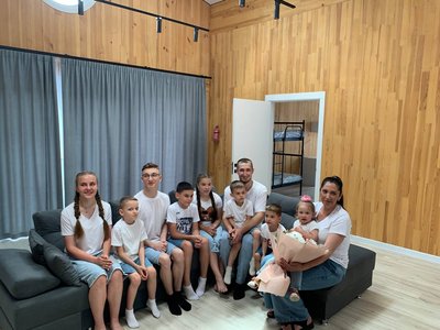 "Досі не можемо повірити": багатодітній родині переселенців збудували будинок у Черкасах "Досі не можемо повірити": багатодітній родині переселенців збудували будинок у Черкасах