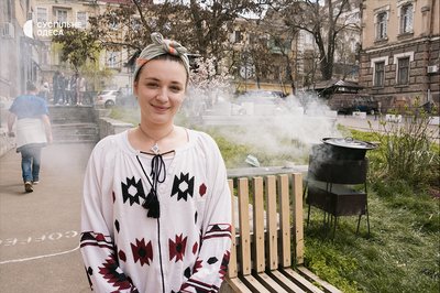 В Одесі готували козацький куліш, щоб зібрати гроші на дрон для ЗСУ В Одесі готували козацький куліш, щоб зібрати гроші на дрон для ЗСУ