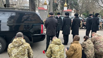 «Сьогодні було б день народження мого тата»: в Одесі попрощалися з загиблим в Запорізькій області прикордонником «Сьогодні було б день народження мого тата»: в Одесі попрощалися з загиблим в Запорізькій області прикордонником