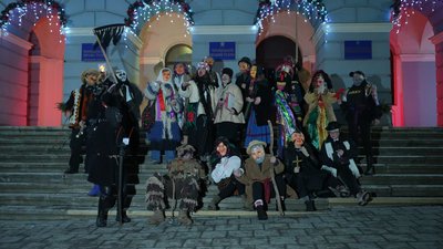 У костюмах Міндіча і НАБУ. Як буковинська Маланка збирала гроші для військових у Чернівцях У костюмах Міндіча і НАБУ. Як буковинська Маланка збирала гроші для військових у Чернівцях